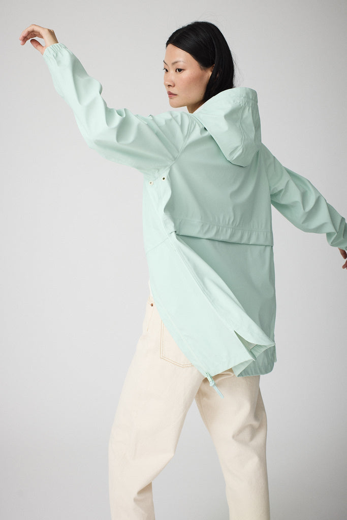  Chaqueta impermeable de Mujer Brouillard. Tantä. Color verde