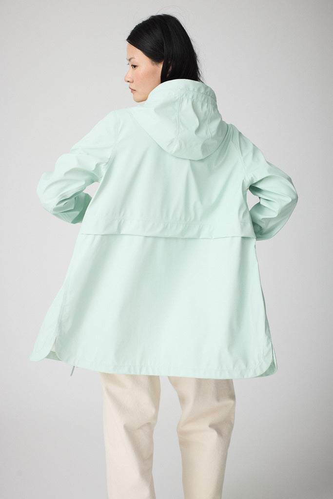 Chaqueta impermeable de Mujer Brouillard. Tantä. Color verde
