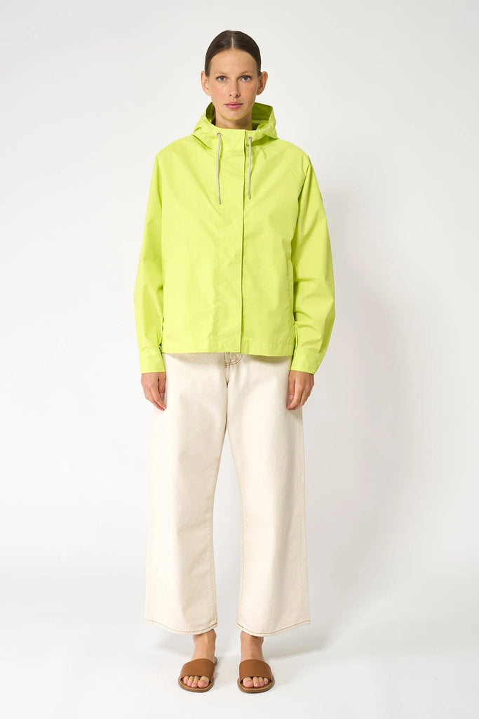 Chaqueta en algodón impermeable de mujer corta Dhuda. Transpirable. Tantä. Color amarillo. 