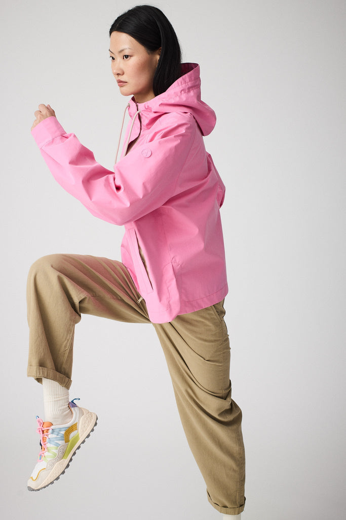 Chaqueta en algodón impermeable de mujer corta Dhuda. Transpirable. Tantä. Color rosa. 