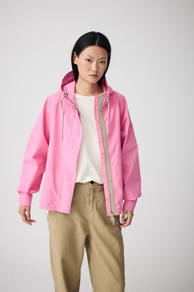Chaqueta en algodón impermeable de mujer corta Dhuda. Transpirable. Tantä. Color rosa. 
