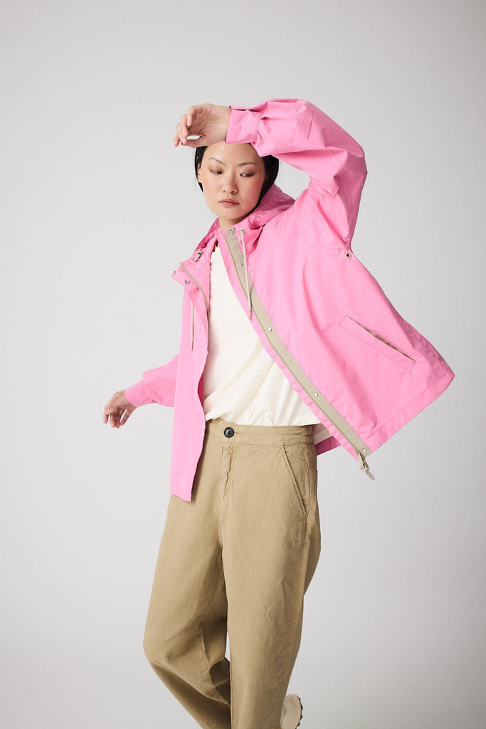 Chaqueta en algodón impermeable de mujer corta Dhuda. Transpirable. Tantä. Color rosa. 