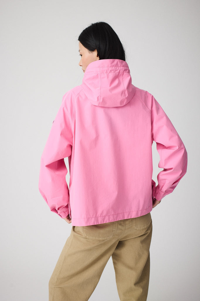 Chaqueta en algodón impermeable de mujer corta Dhuda. Transpirable. Tantä. Color rosa. 