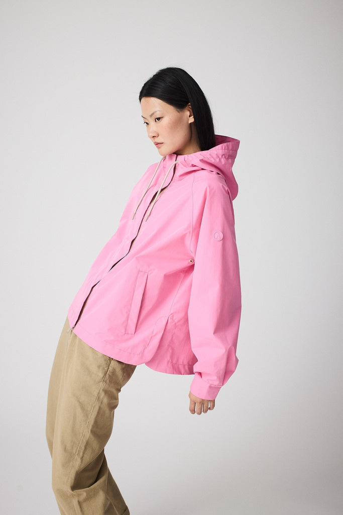 Chaqueta en algodón impermeable de mujer corta Dhuda. Transpirable. Tantä. Color rosa. 