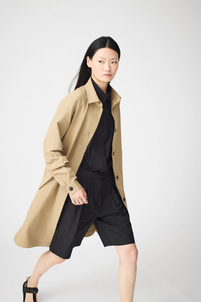 Sobrecamisa de Mujer larga confeccionada en tejido 4-ways stretch secado rápido. Tantä. Color marrón