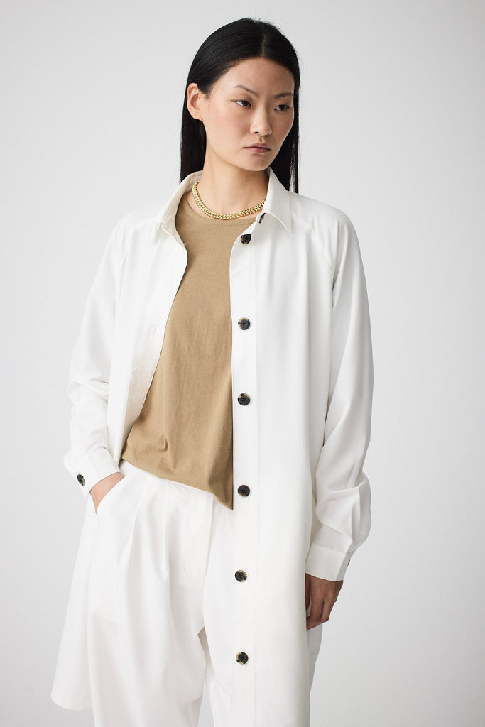 Sobrecamisa de Mujer larga confeccionada en tejido 4-ways stretch secado rápido. Tantä. Color Blanco