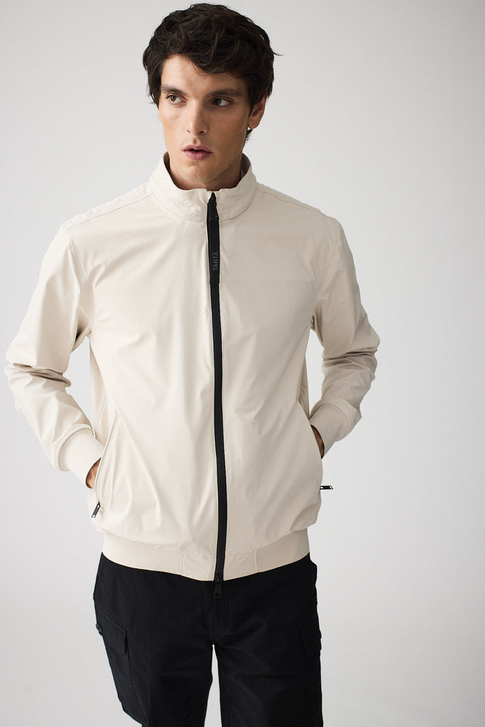 Chaqueta impermeable de hombre Tantä corta de primavera. Blanca