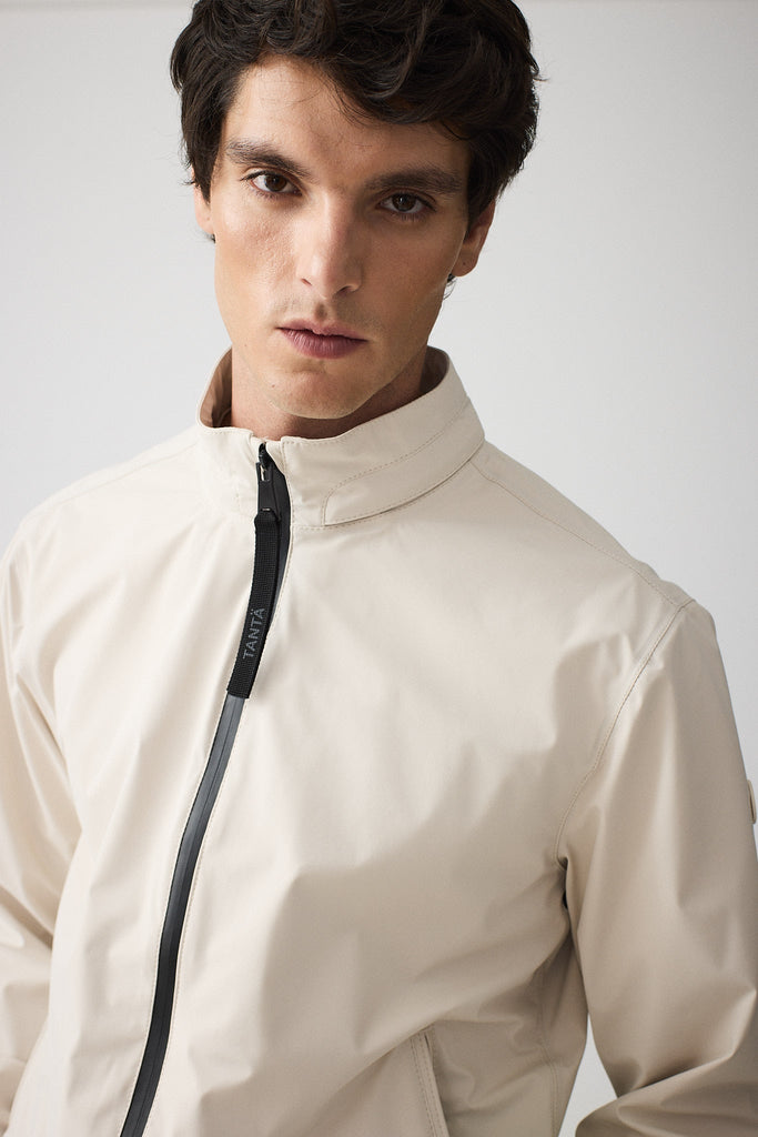 Chaqueta impermeable de hombre Tantä corta de primavera. Blanca