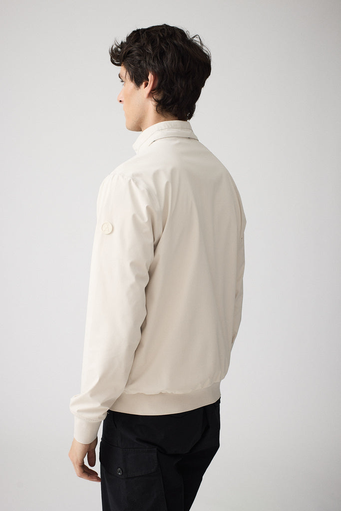 Chaqueta impermeable de hombre Tantä corta de primavera. Blanca