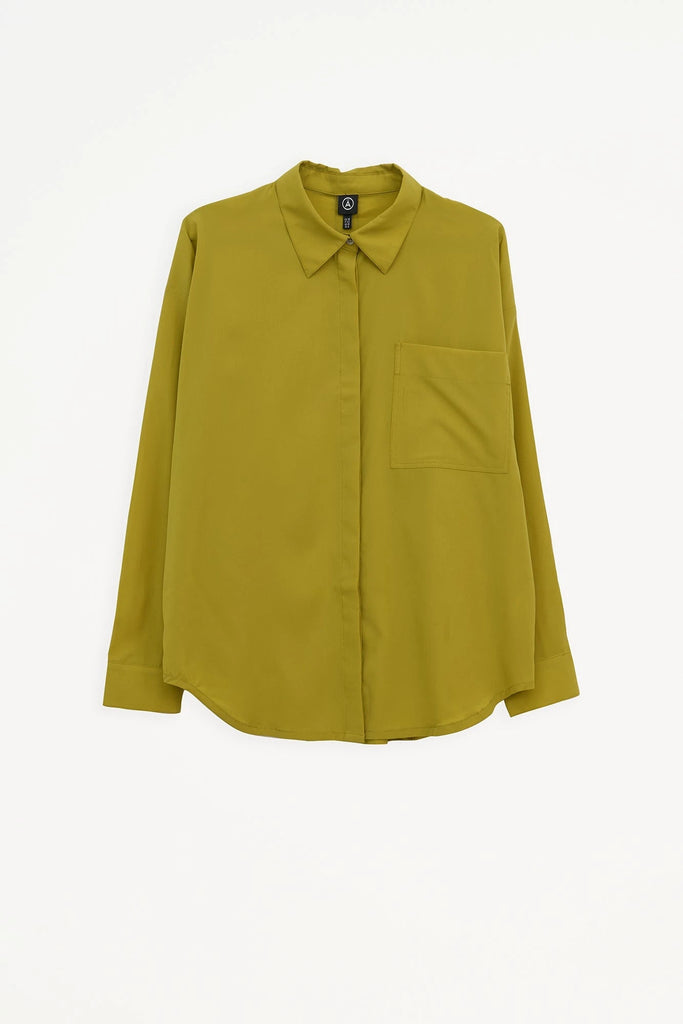 Camisa Mujer Tantä Hazo confeccionada en tejido ligero de secado rápido. Color Verde 