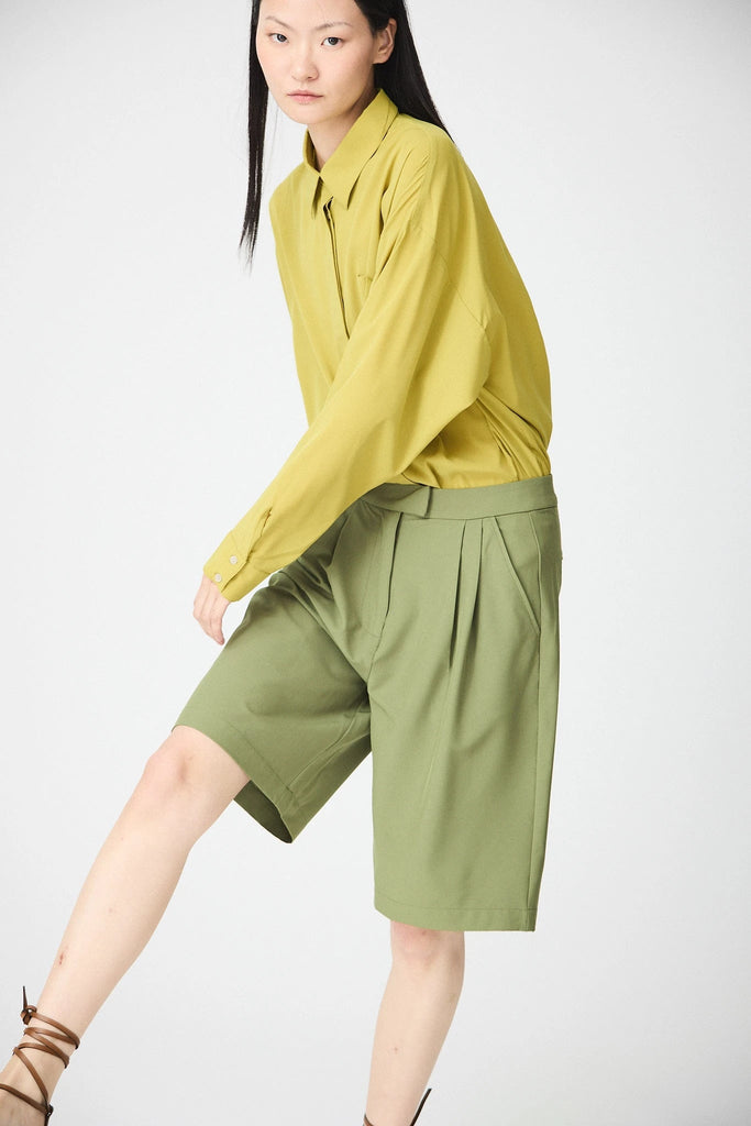 Camisa Mujer Tantä Hazo confeccionada en tejido ligero de secado rápido. Color Verde 