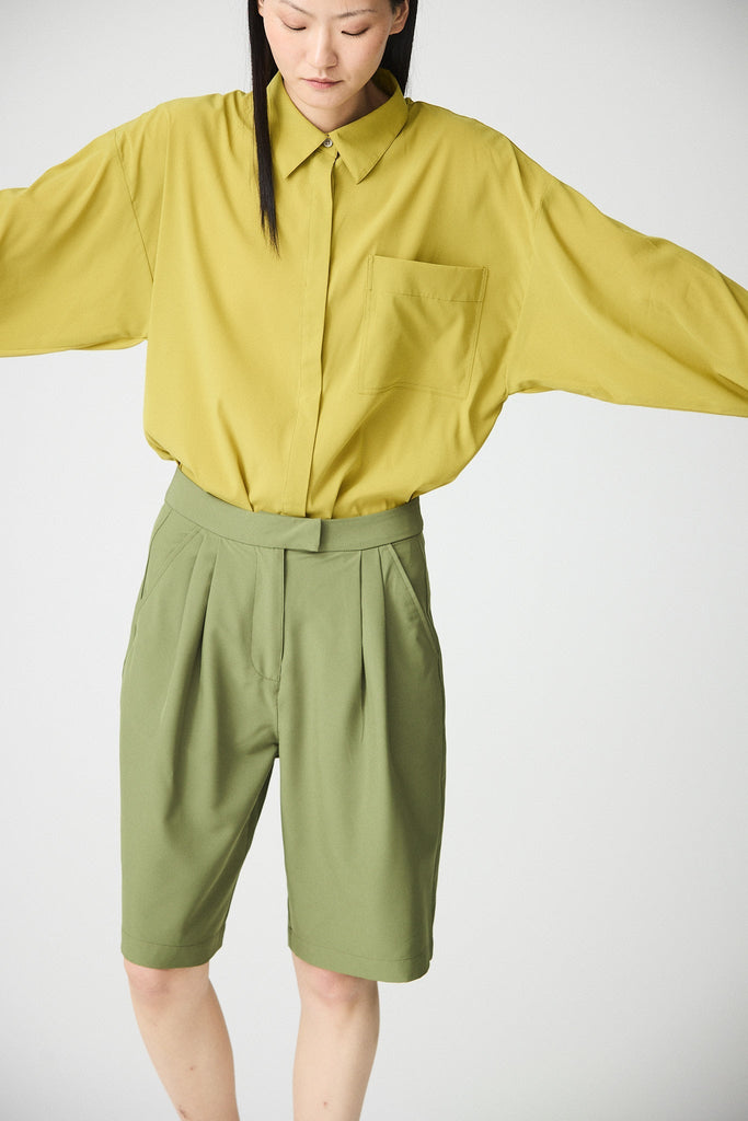 Camisa Mujer Tantä Hazo confeccionada en tejido ligero de secado rápido. Color Verde 