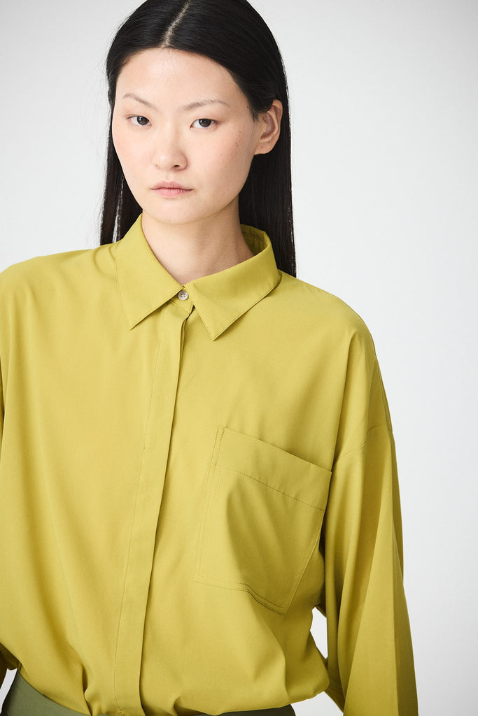 Camisa Mujer Tantä Hazo confeccionada en tejido ligero de secado rápido. Color Verde 