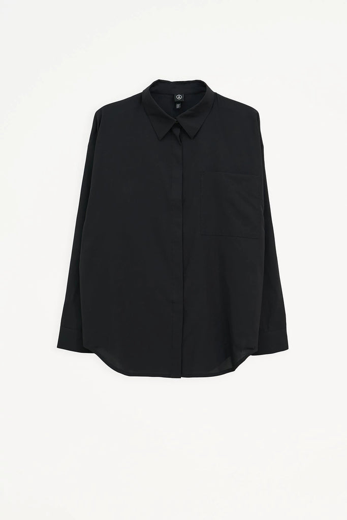 Camisa Mujer Tantä Hazo confeccionada en tejido ligero de secado rápido. Color Negro 