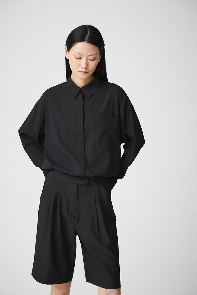 Camisa Mujer Tantä Hazo confeccionada en tejido ligero de secado rápido. Color Negro 