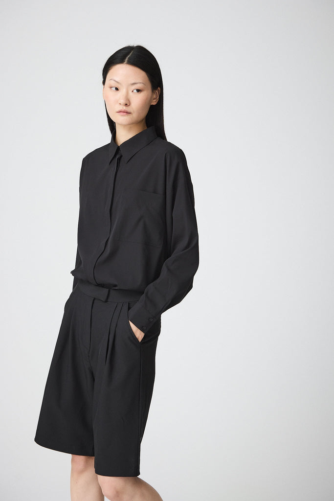 Camisa Mujer Tantä Hazo confeccionada en tejido ligero de secado rápido. Color Negro 