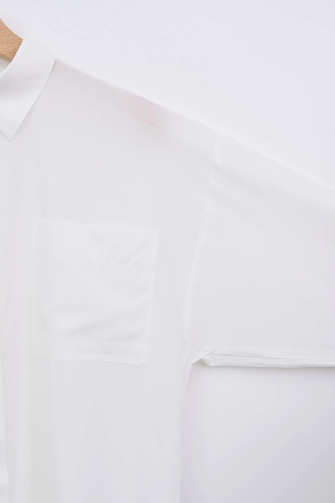 Camisa Mujer Tantä Hazo confeccionada en tejido ligero de secado rápido. Color Blanco 