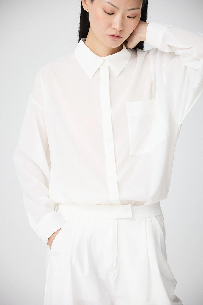 Camisa Mujer Tantä Hazo confeccionada en tejido ligero de secado rápido. Color Blanco 