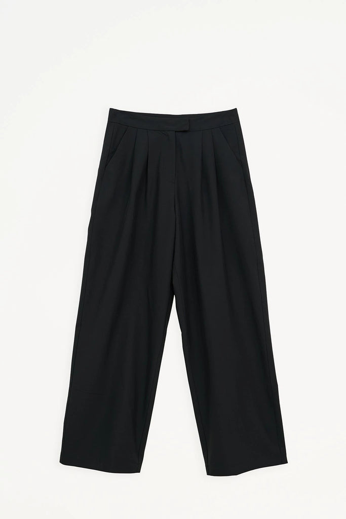 Pantalón ancho de corte holgado de mujer Tantä. Color Negro.