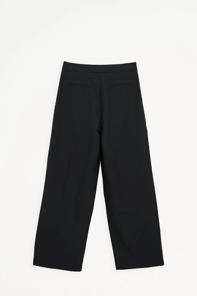 Pantalón ancho de corte holgado de mujer Tantä. Color Negro.