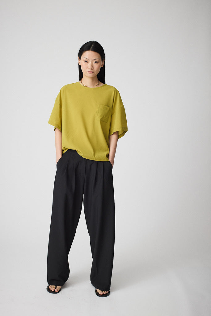 Pantalón ancho de corte holgado de mujer Tantä. Color Negro.