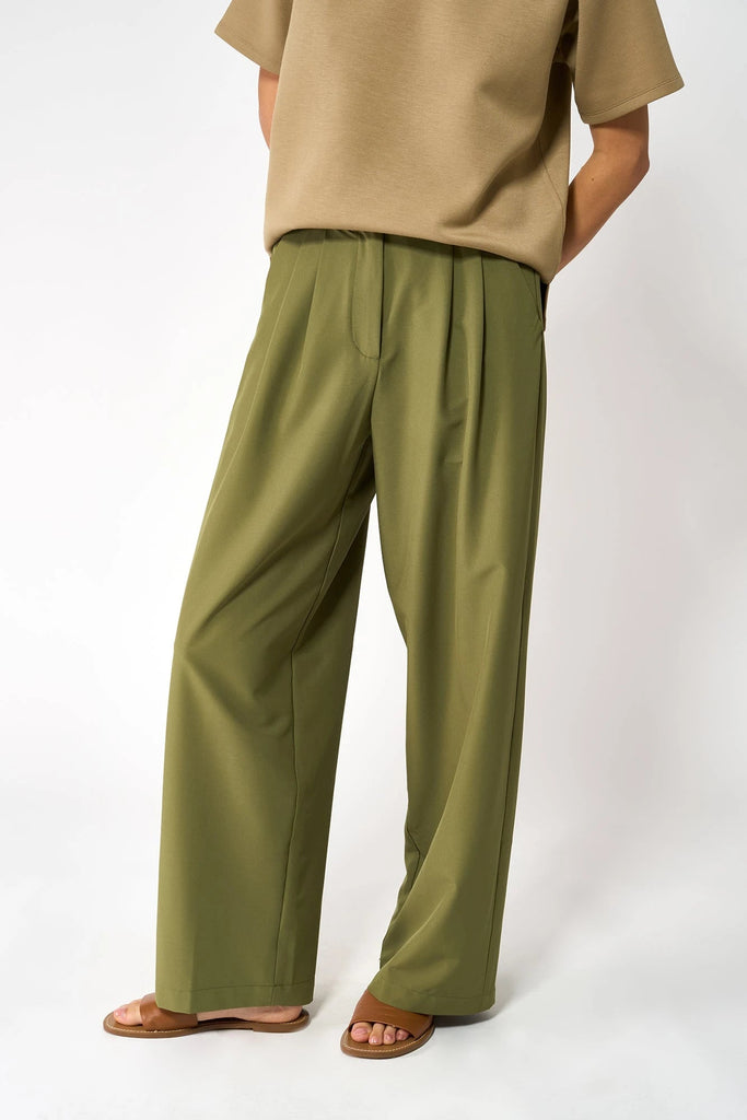 Pantalón ancho de corte holgado de mujer Tantä. Color Verde.