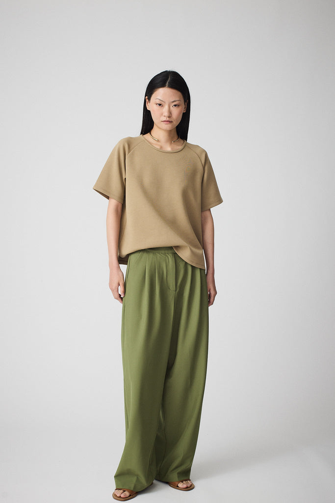 Pantalón ancho de corte holgado de mujer Tantä. Color Verde.