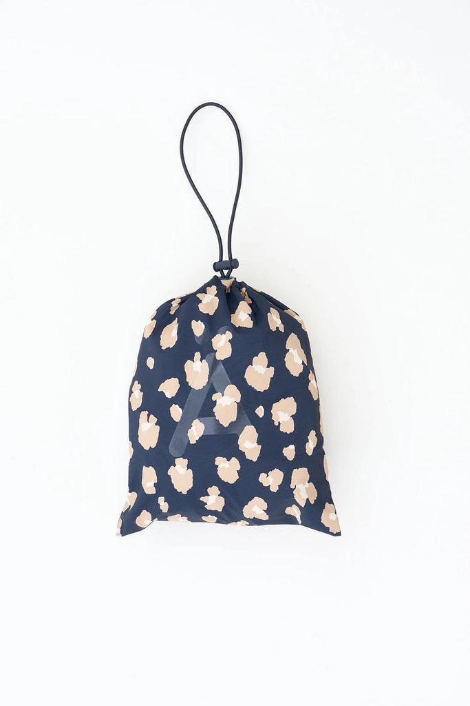 Hunguva es un bolso de mano espacioso y plegable