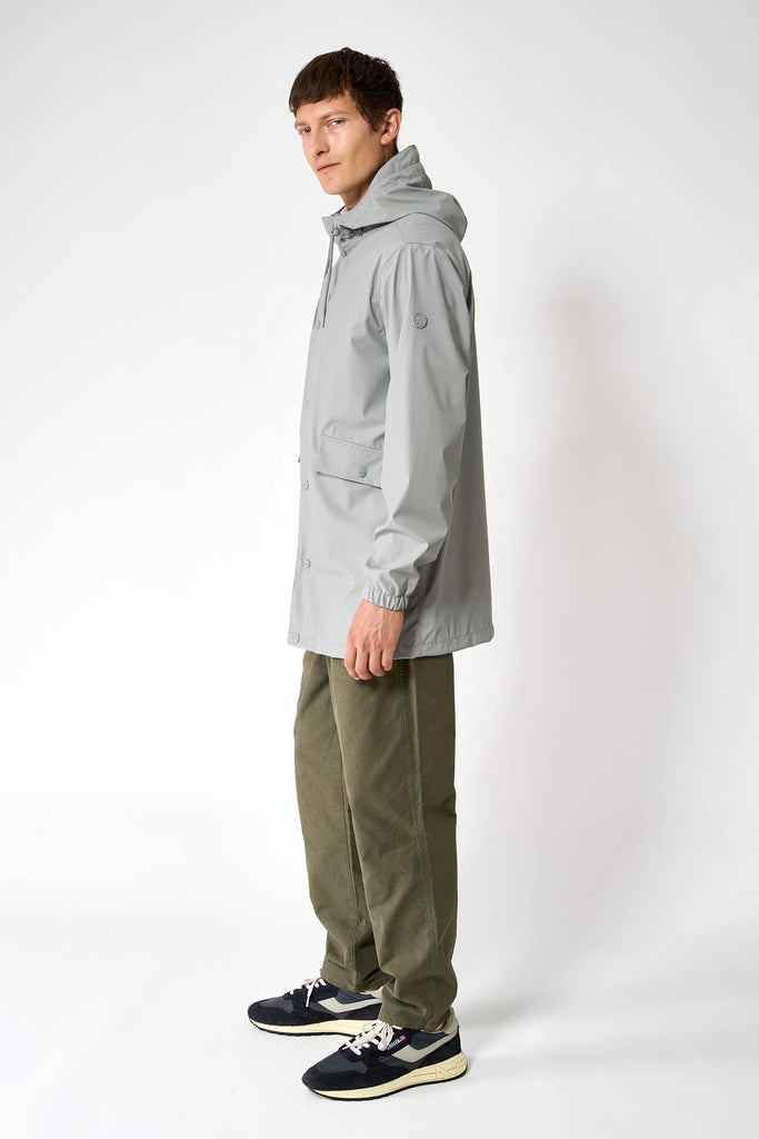 La chaqueta Kabut es un impermeable de corte estándar en PU para Hombre Tantä Gris