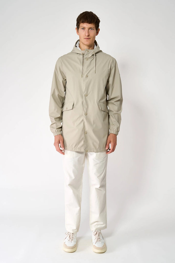 La chaqueta Kabut es un impermeable de corte estándar en PU para Hombre Tantä Gris
