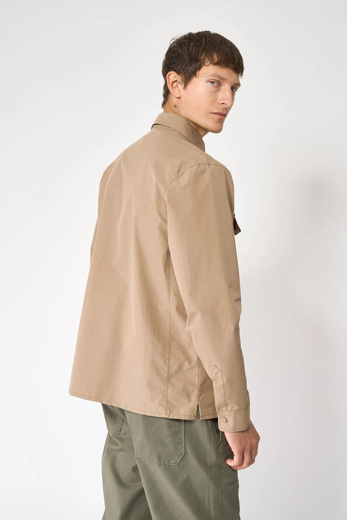 Chaqueta impermeable tipo sobrecamisa de hombre Tantä. Marrón