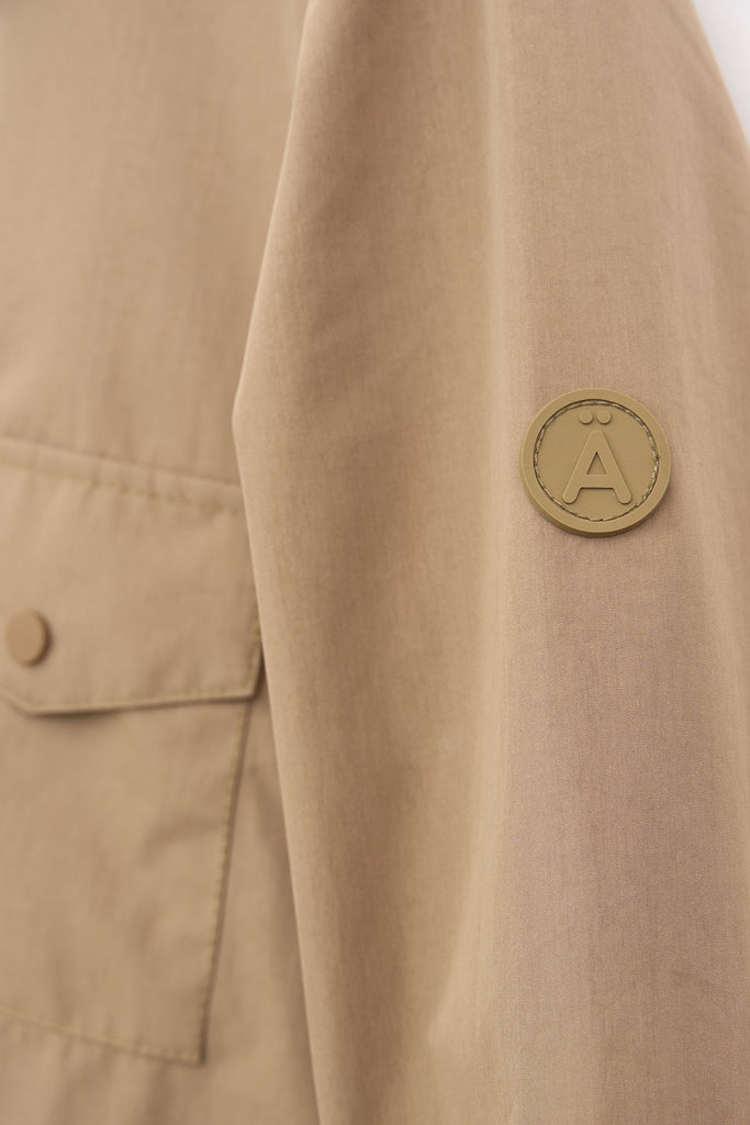 Chaqueta impermeable tipo sobrecamisa de hombre Tantä. Marrón