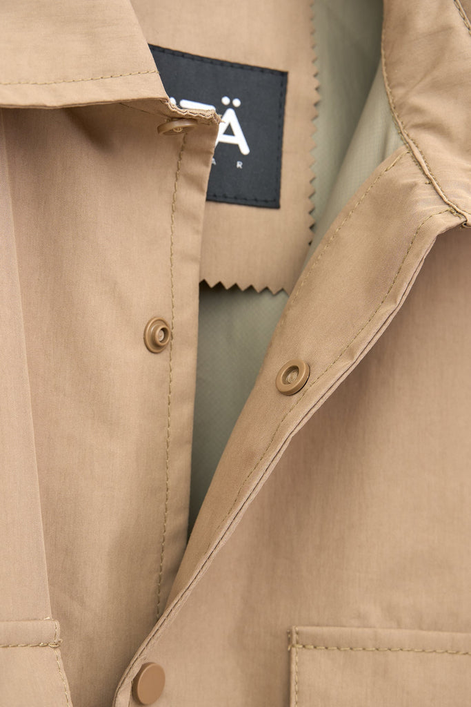 Chaqueta impermeable tipo sobrecamisa de hombre Tantä. Marrón