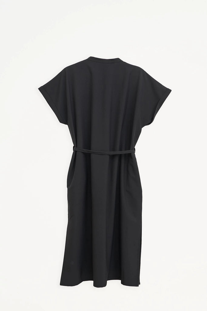 Vestido oversize manga corta en tejido 4-ways stretch secado rápido. Tantä. Color negro