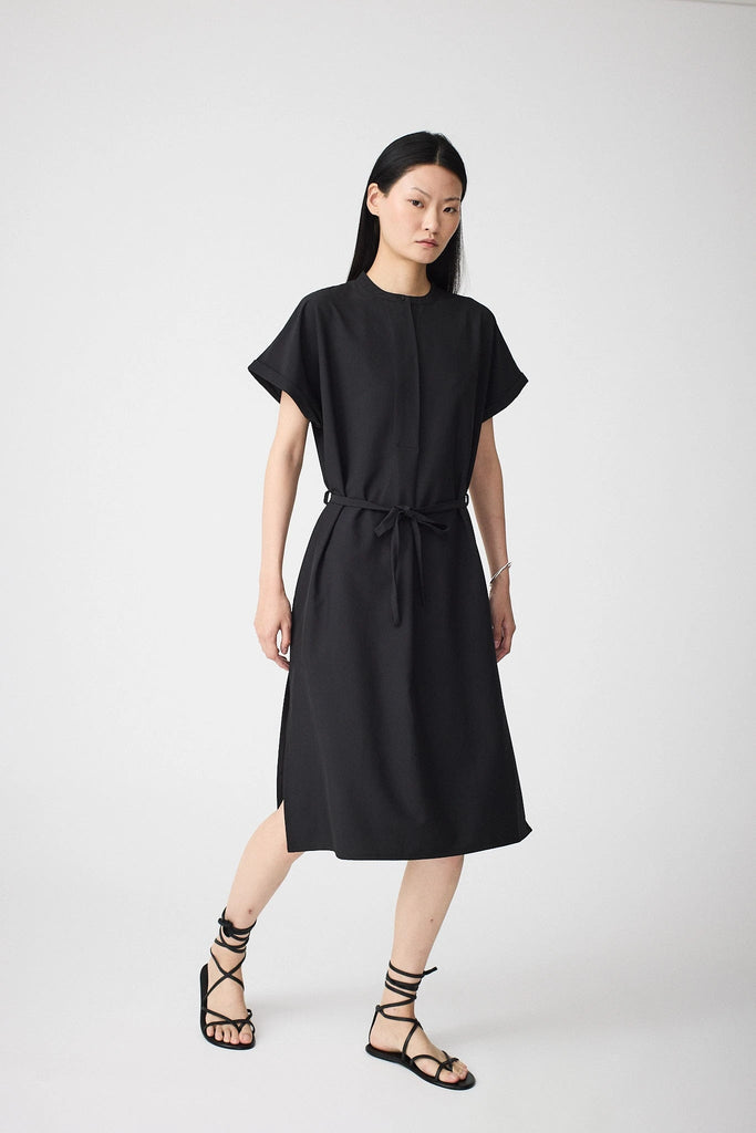 Vestido oversize manga corta en tejido 4-ways stretch secado rápido. Tantä. Color negro