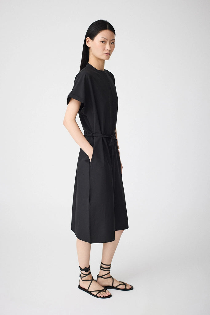 Vestido oversize manga corta en tejido 4-ways stretch secado rápido. Tantä. Color negro