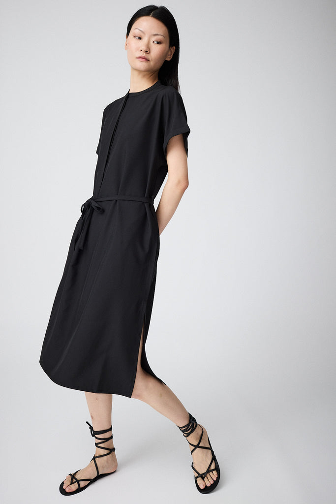 Vestido oversize manga corta en tejido 4-ways stretch secado rápido. Tantä. Color negro