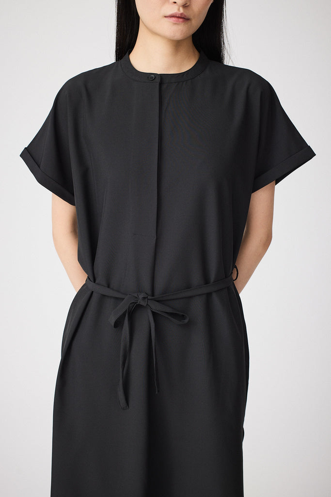 Vestido oversize manga corta en tejido 4-ways stretch secado rápido. Tantä. Color negro