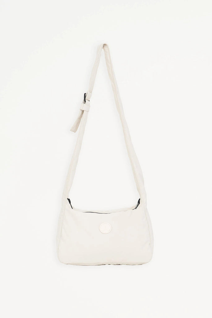 Kuhiró es un bolso de tamaño medio fabricado en Softshell ligero con un acabado repelente al agua duradero. Color CRUDO