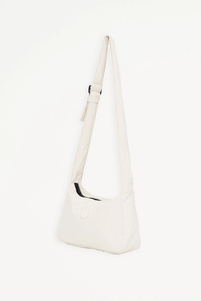 Kuhiró es un bolso de tamaño medio fabricado en Softshell ligero con un acabado repelente al agua duradero. Color CRUDO