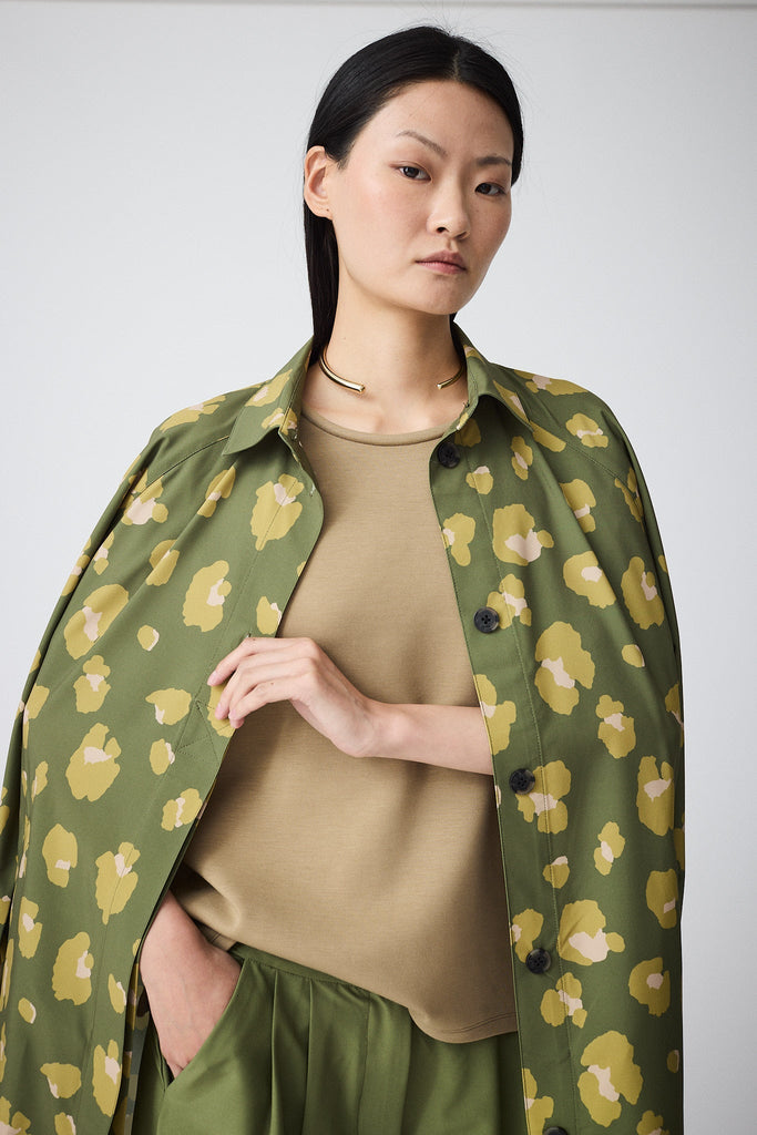 Sobrecamisa larga de Mujer con estampado animal Tantä. Color verde
