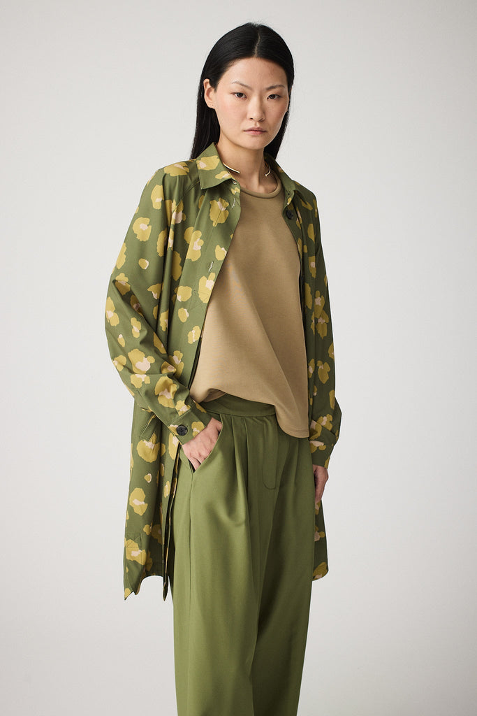 Sobrecamisa larga de Mujer con estampado animal Tantä. Color verde