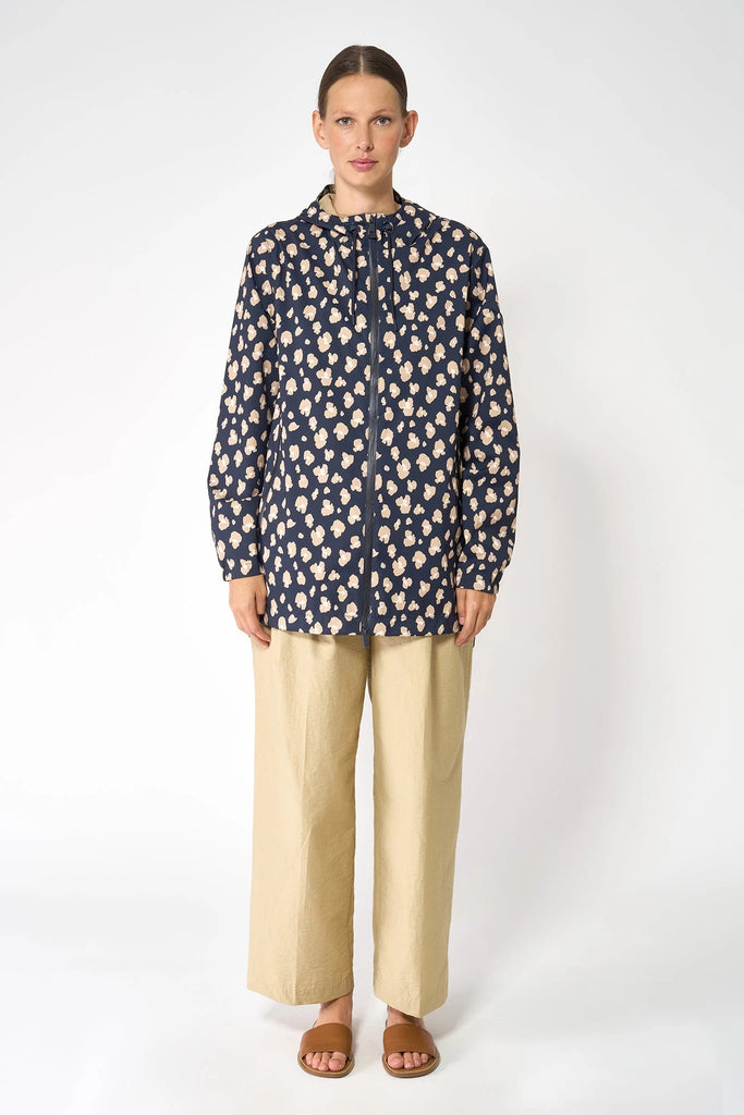 chaqueta impermeable mujer Magla confeccionada con tejido impermeable de poliéster reciclado. Tantä. Color azul estampado