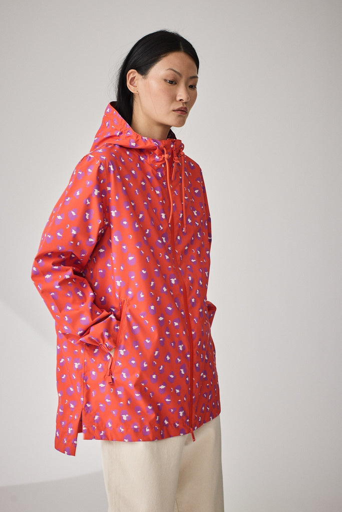  Chaqueta impermeable de Mujer Magla  con tejido impermeable de poliéster reciclado. Tantä. Color rojo estampado