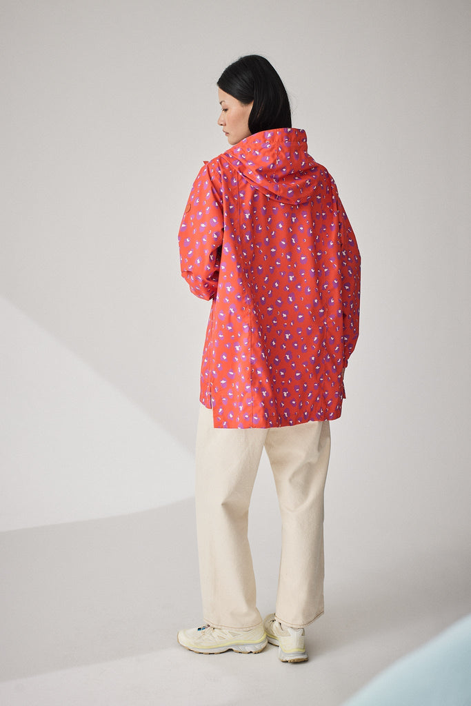  Chaqueta impermeable de Mujer Magla  con tejido impermeable de poliéster reciclado. Tantä. Color rojo estampado