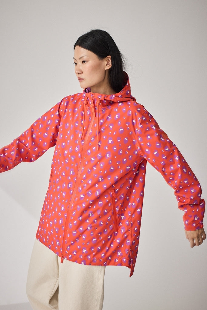  Chaqueta impermeable de Mujer Magla  con tejido impermeable de poliéster reciclado. Tantä. Color rojo estampado