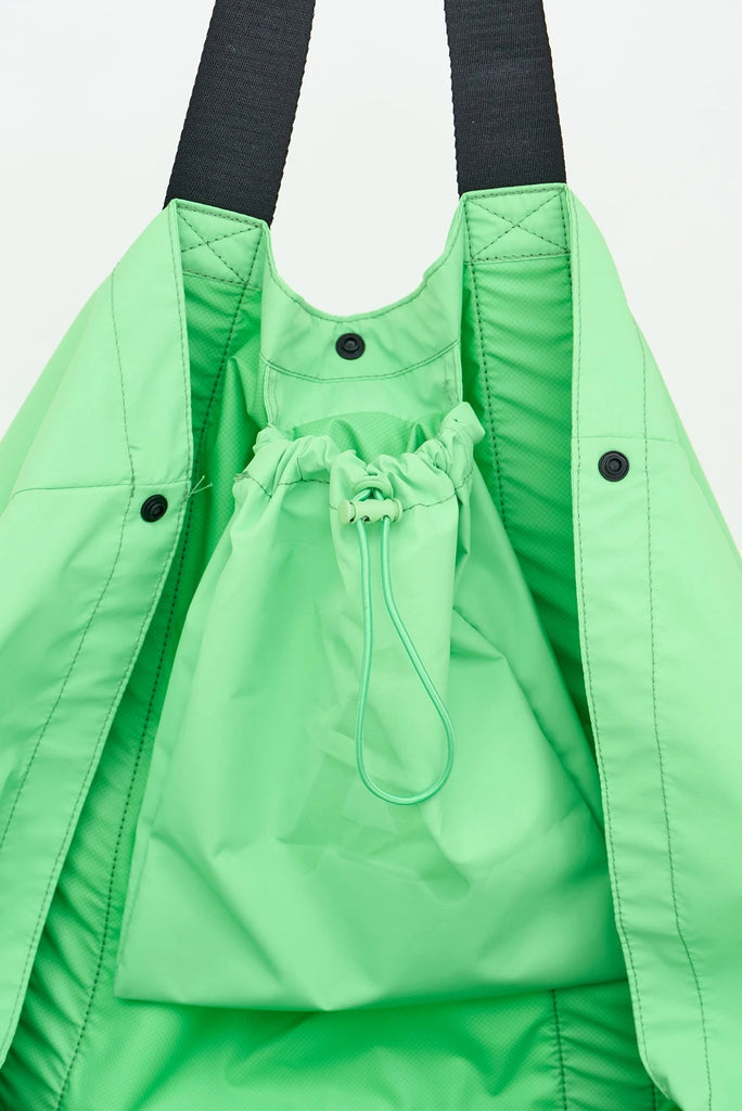 Manan es un bolso de mano espacioso y plegable VERDE