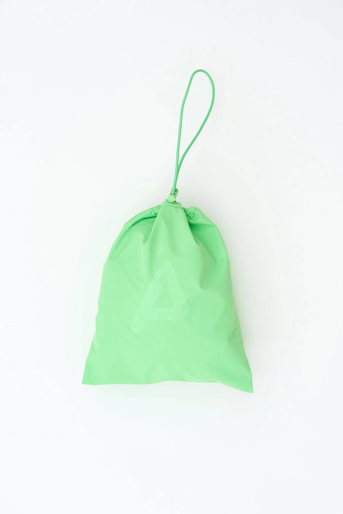 Manan es un bolso de mano espacioso y plegable VERDE