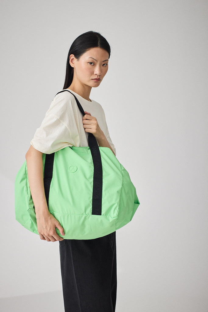 Manan es un bolso de mano espacioso y plegable VERDE