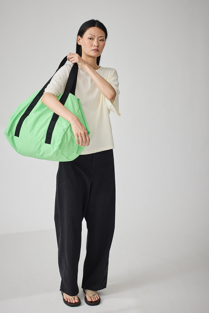 Manan es un bolso de mano espacioso y plegable VERDE